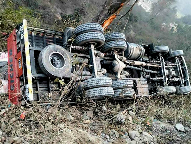 ट्रक दुर्घटना हुँदा एक जना घाइते