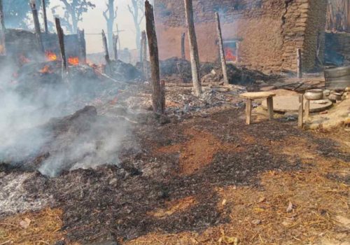 जंगलमा लागेको आगो गाउँ पस्दा घर र गोठ जलेर नष्ट