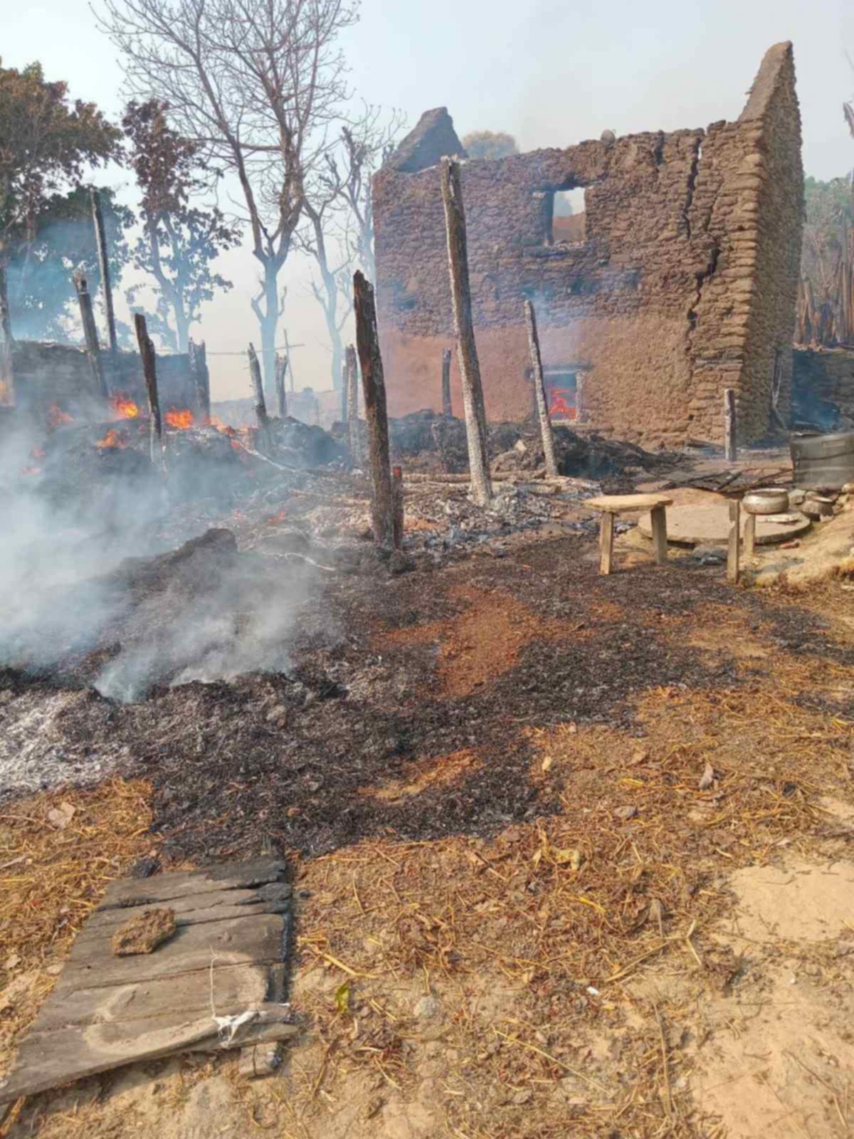 जंगलमा लागेको आगो गाउँ पस्दा घर र गोठ जलेर नष्ट