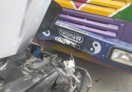 कार र ट्रक ठोक्किदा ५ जना घाइते