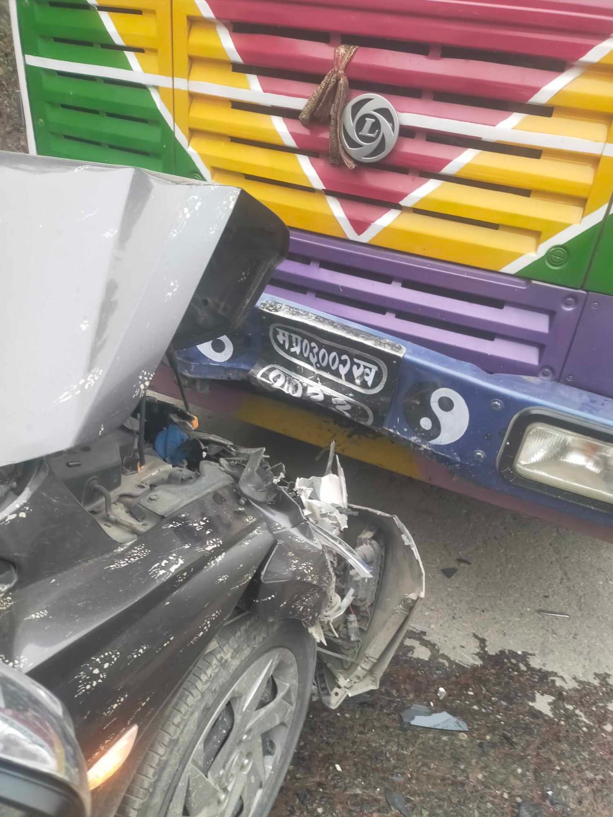 कार र ट्रक ठोक्किदा ५ जना घाइते