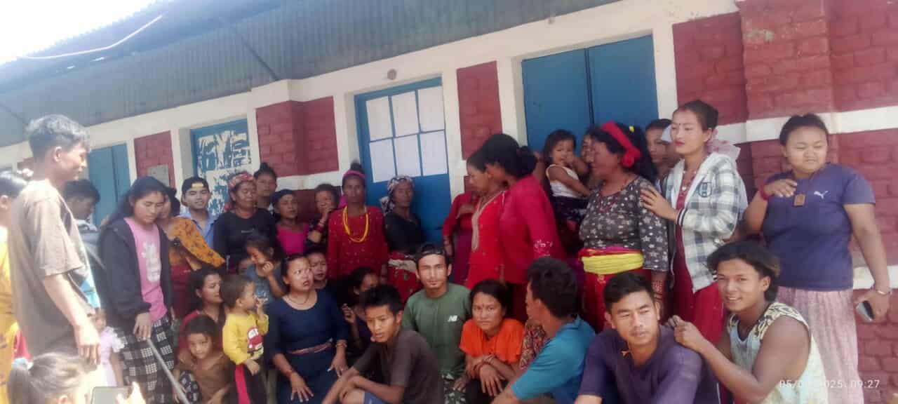 अभिभावकले विद्यालयमा ताला लगाए