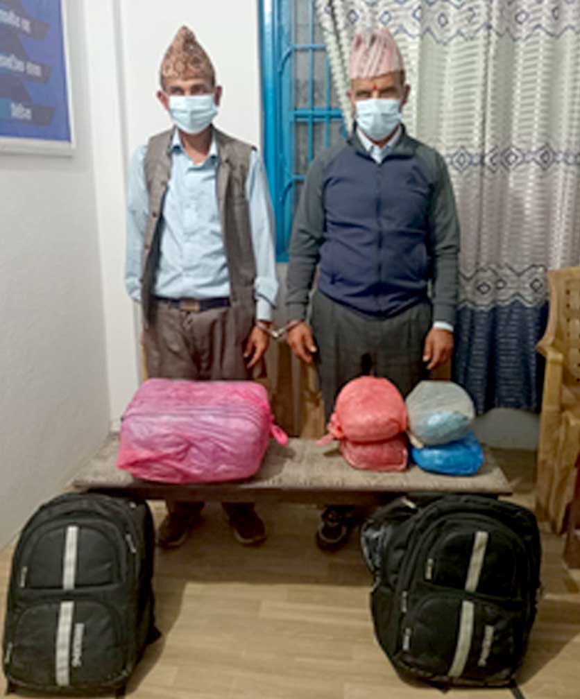 ८ किलो गाँजासहित दुईजना पक्राउ