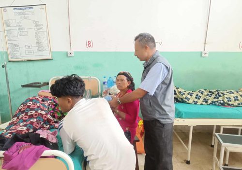 धादिङ अस्पलतालमा रहेका विरामीलाई फलफुल वितरण