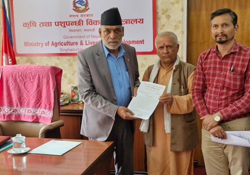 बैकले किसानहरुलाई सहज ढंगले ऋण प्रवाह गर्नुपर्छ : कृषिमन्त्री अधिकारी