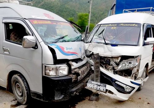 भल्टारमा दुई वटा माइक्रो एकापसमा ठोक्किदा १२ जना घाइते