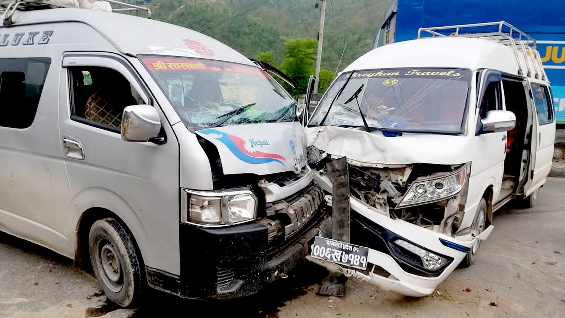 भल्टारमा दुई वटा माइक्रो एकापसमा ठोक्किदा १२ जना घाइते