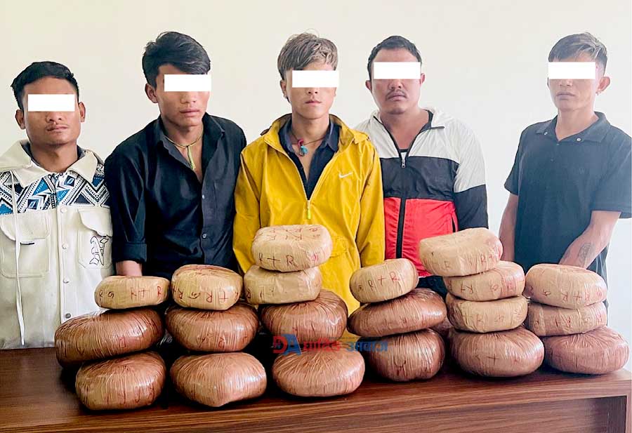 गाँजा र नगदसहित ५ जना पक्राउ