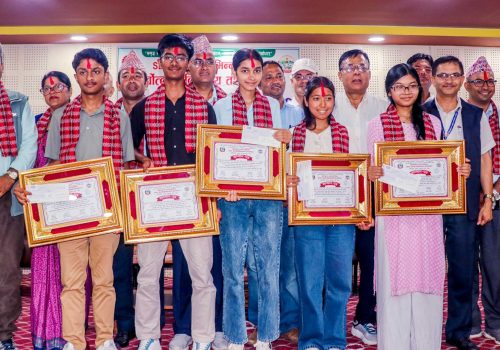 उत्कृष्ट नतिजा हासिल गर्ने विद्यार्थी तथा विद्यालयलहरुलाई सम्मान
