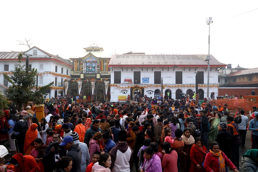 साउनको पहिलो सोमवार देशभरका शिवालयमा दर्शनार्थीको घुईंचो,पशुपतिमा निःशुल्क बस सेवा