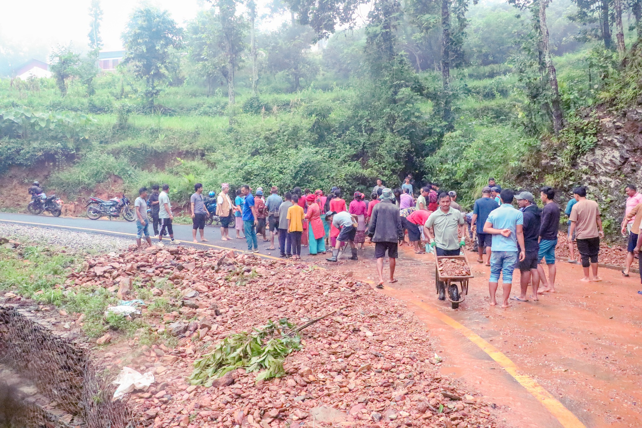 वडा भित्रका सडकहरु श्रमदानमार्फत सरसफाई