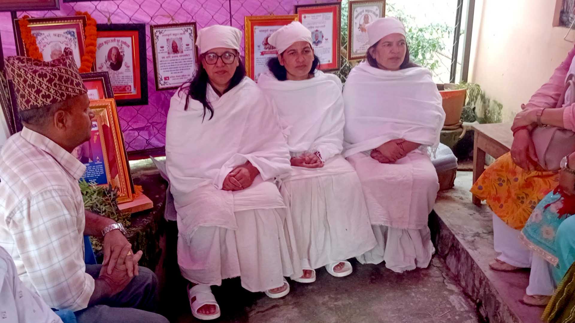 सापकोटा परिवारलाई समवेदना दिन धादिङका एमाले नेताहरु रयालेमा पुगे
