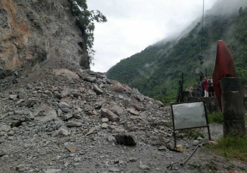 सुख्खा पहिरोले पृथ्वी राजमार्ग अबरुद्ध