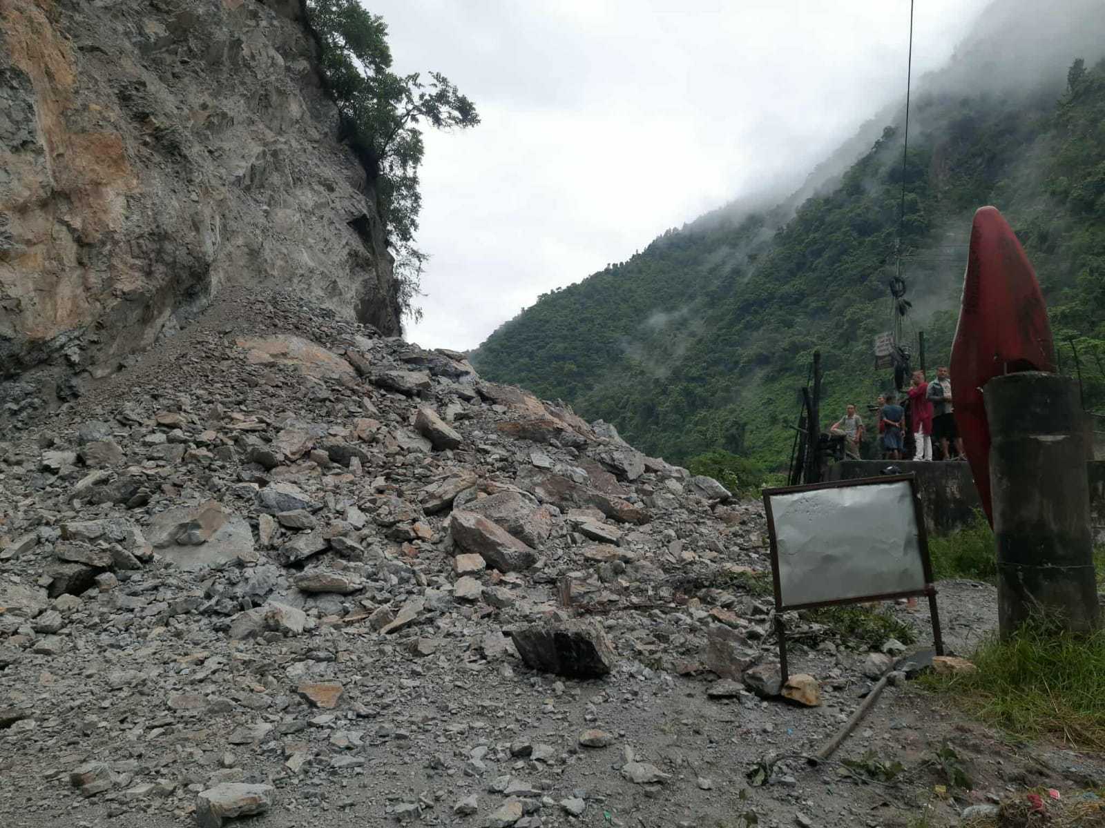 सुख्खा पहिरोले पृथ्वी राजमार्ग अबरुद्ध