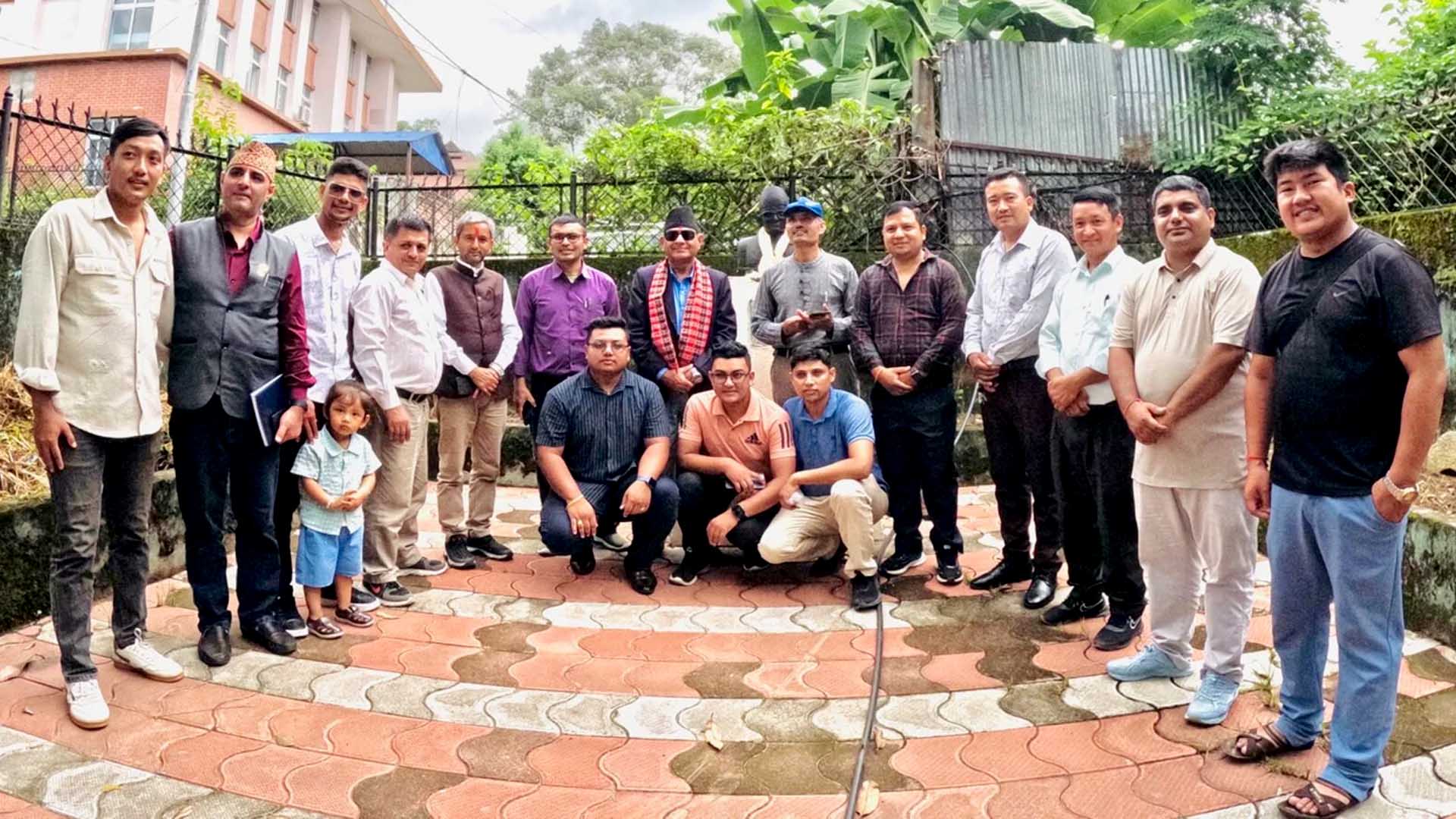 मन्त्री अधिकारीलाई सम्मान