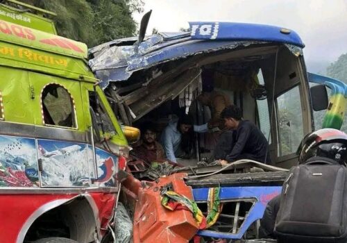 सात वटा गाडीहरु एक आपसमा ठोक्किए