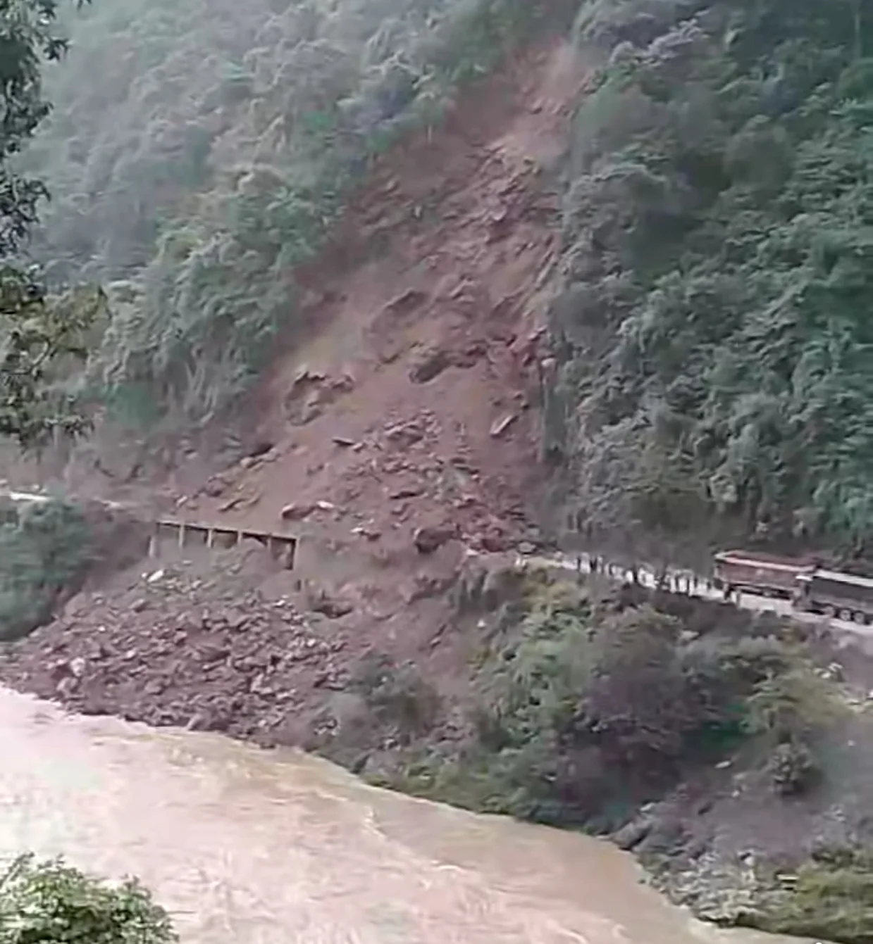 पृथ्वी राजमार्ग दुइतर्फी बन्द