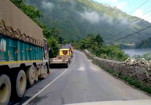 धादिङ, चितवन र तनहुँका जोखिमयुक्त सडकमा गाडी चलाउन रोक