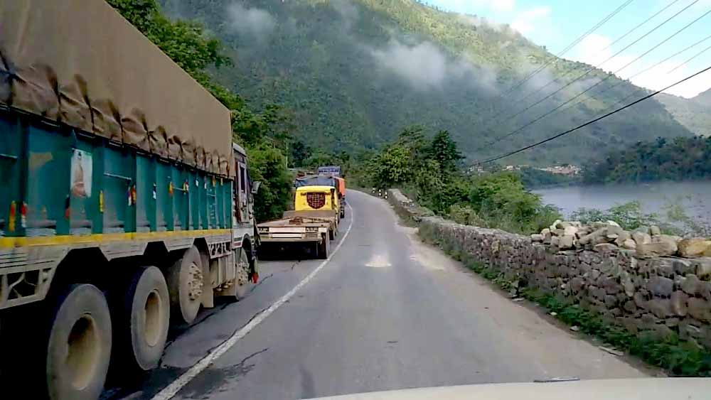 धादिङ, चितवन र तनहुँका जोखिमयुक्त सडकमा गाडी चलाउन रोक