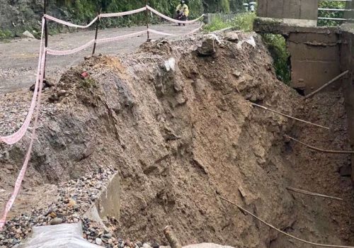 आँबुखैरेनीमा सडक भासियो