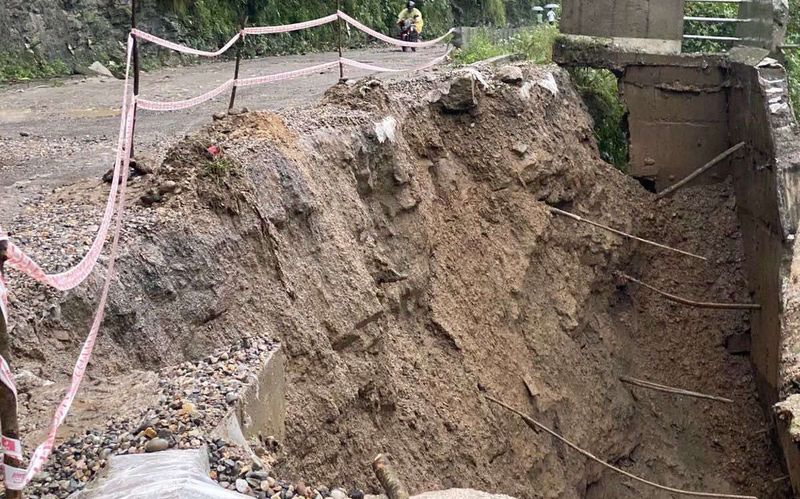 आँबुखैरेनीमा सडक भासियो