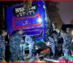 रोकिराखेको ट्रकमा दुईवटा बस ठोक्किँयो, ३३ जना घाइते