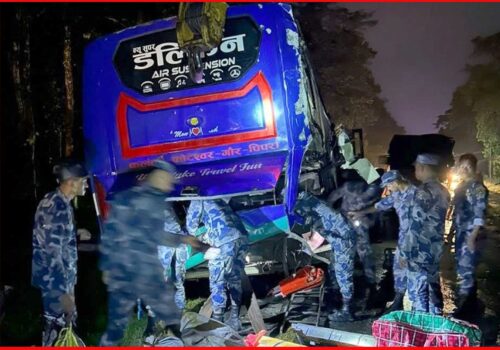 रोकिराखेको ट्रकमा दुईवटा बस ठोक्किँयो, ३३ जना घाइते