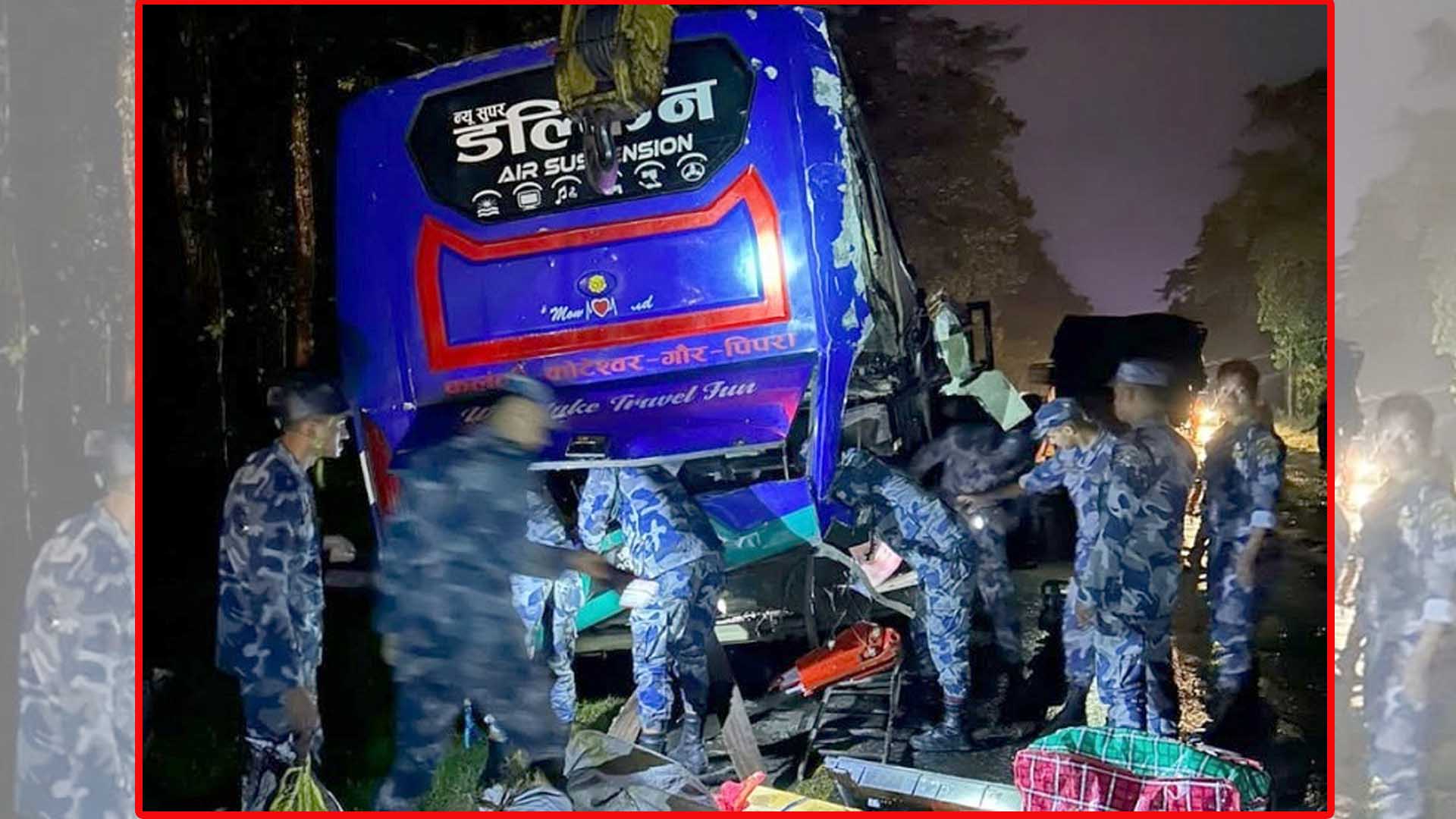 रोकिराखेको ट्रकमा दुईवटा बस ठोक्किँयो, ३३ जना घाइते