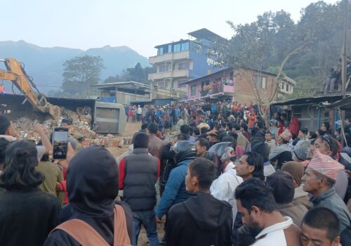 सात वटा सवारी एकआपसमा ठोक्किँदा २ जनाको मृत्यु, ३३ जना घाइते