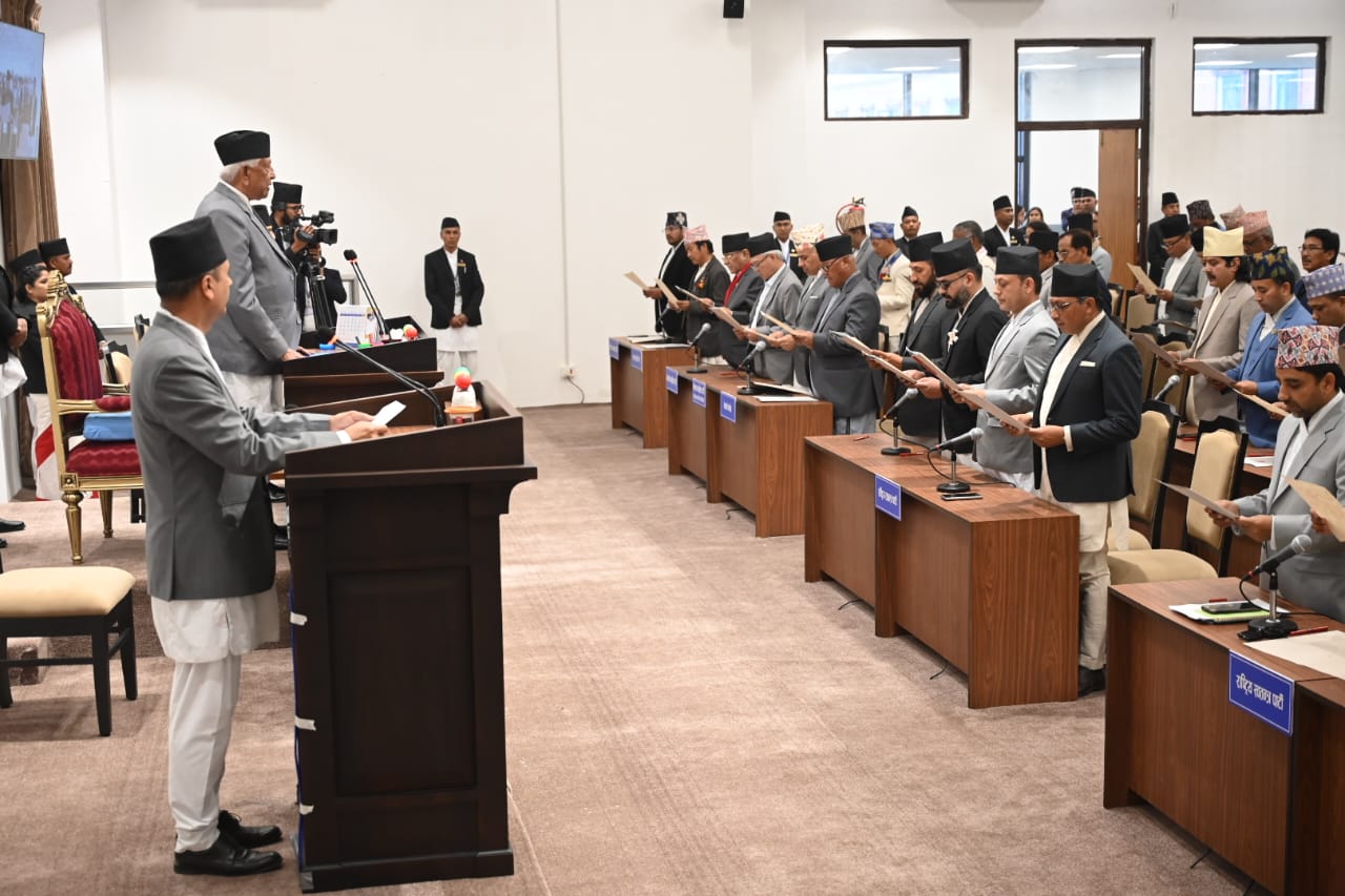 नवनिर्वाचित सांसदहरूले लिए शपथ