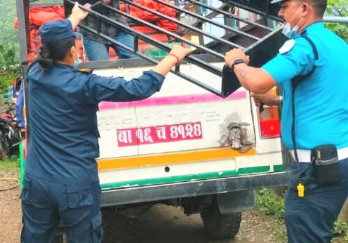 बोलेरो गाडीका फलामे हुट हटाउदै प्रहरी